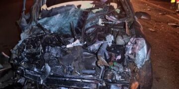 Carro e carreta batem de frente na PR-323, em Sertanópolis