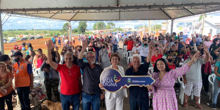 Famílias recebem moradias do Programa Vida Digna