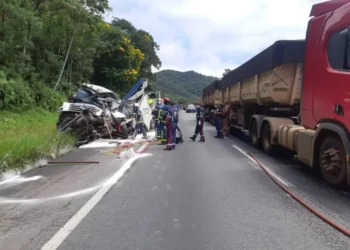 Acidente envolvendo quatro caminhões deixa motorista morto na BR-277