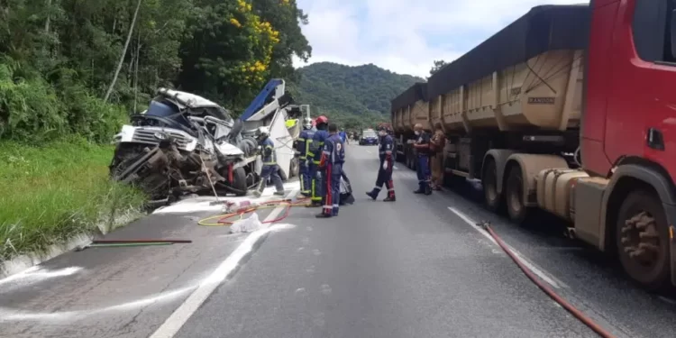 Acidente envolvendo quatro caminhões deixa motorista morto na BR-277