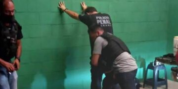 Agente penal é preso suspeito de facilitar entrada de celulares em penitenciária