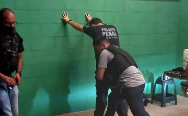 Agente penal é preso suspeito de facilitar entrada de celulares em penitenciária