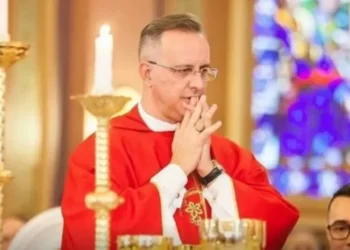 Papa Francisco demite padre brasileiro investigado por abusos sexuais