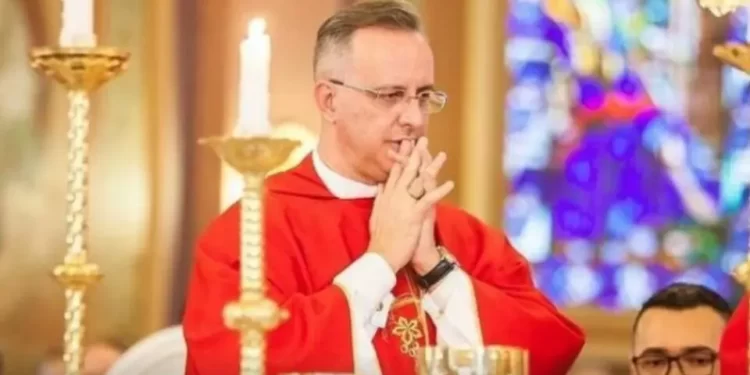 Papa Francisco demite padre brasileiro investigado por abusos sexuais