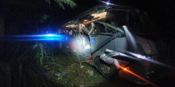 Acidente com micro-ônibus deixa 24 pessoas feridas, diz AMS