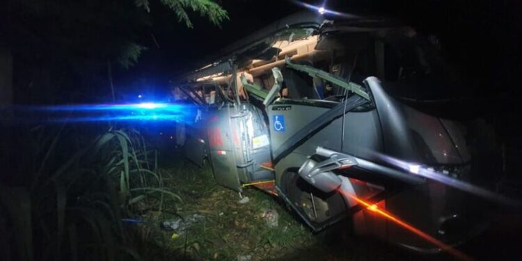 Acidente com micro-ônibus deixa 24 pessoas feridas, diz AMS