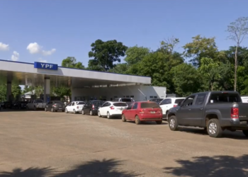 Após reajuste da Petrobras, brasileiros cruzam fronteira e enfrentam fila para abastecer na Argentina; média é de R$ 4,50 por litro de gasolina