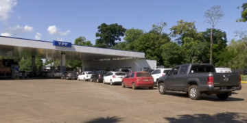 Após reajuste da Petrobras, brasileiros cruzam fronteira e enfrentam fila para abastecer na Argentina; média é de R$ 4,50 por litro de gasolina