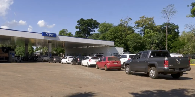 Após reajuste da Petrobras, brasileiros cruzam fronteira e enfrentam fila para abastecer na Argentina; média é de R$ 4,50 por litro de gasolina