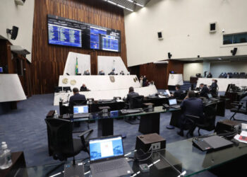 Deputados aprovam projetos de reajuste de salários de servidores de 5 órgãos do PR