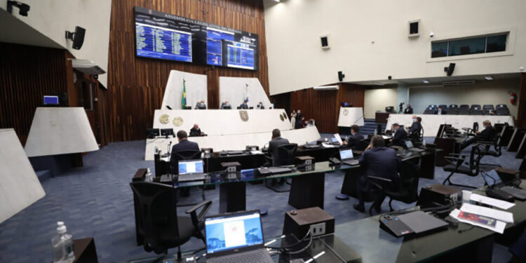 Deputados aprovam projetos de reajuste de salários de servidores de 5 órgãos do PR