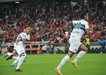 Coritiba vence o Athletico na Arena e abre vantagem na semifinal do Paranaense