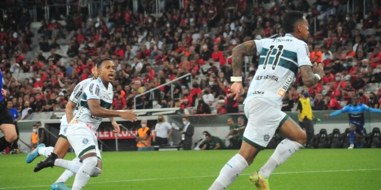 Coritiba vence o Athletico na Arena e abre vantagem na semifinal do Paranaense