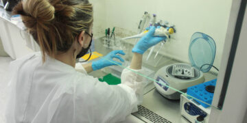 Laboratório da Adapar conquista credenciamento para diagnosticar doenças de sanidade avícola