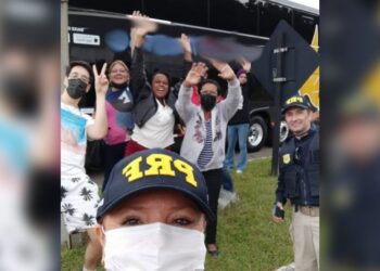 Motorista de ônibus bêbado é detido na BR-116 e passageiros comemoram