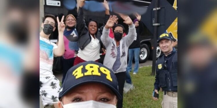 Motorista de ônibus bêbado é detido na BR-116 e passageiros comemoram