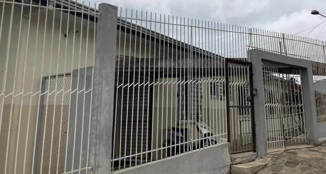 ADOLESCENTE É ACUSADO DE USAR CIGARRO PARA QUEIMAR CRIANÇA EM BANHEIRO DE ESCOLA