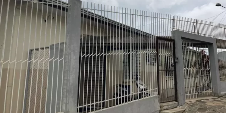 ADOLESCENTE É ACUSADO DE USAR CIGARRO PARA QUEIMAR CRIANÇA EM BANHEIRO DE ESCOLA