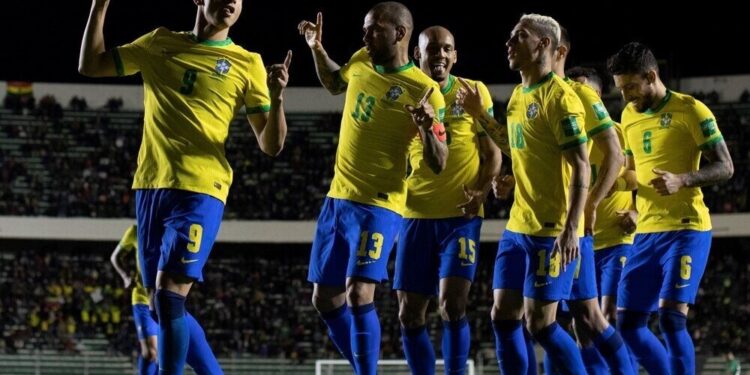 Seleção goleia a Bolívia e fecha Eliminatórias com a melhor campanha da história