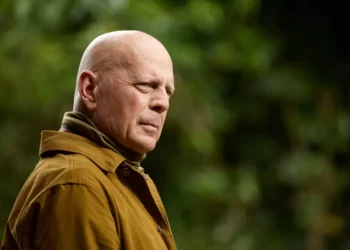 Bruce Willis se aposenta da atuação após diagnóstico de afasia, diz família