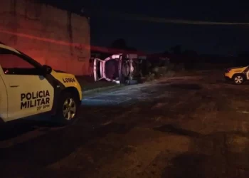 Exclusivo: câmera flagra momento em que viatura policial capota durante perseguição em Curitiba; assista