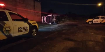 Exclusivo: câmera flagra momento em que viatura policial capota durante perseguição em Curitiba; assista