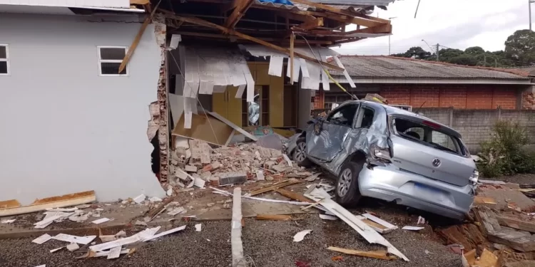 Caminhão desgovernado invade casa, e menina de 3 anos fica levemente ferida em Guarapuava