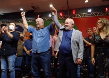 Lula oficializa filiação de Requião ao PT em Curitiba