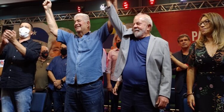 Lula oficializa filiação de Requião ao PT em Curitiba