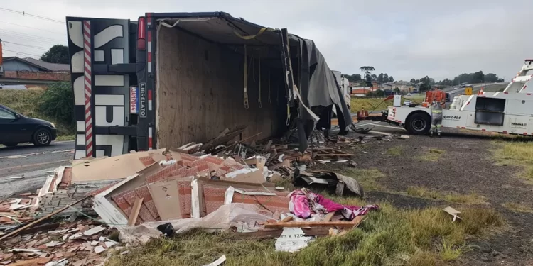 Câmera registra momento em que caminhão tomba na PR-151; mulher morreu