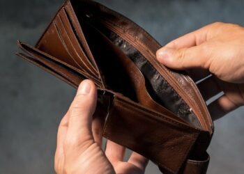 Paranaenses com dívidas atrasadas chegam a quase 30%, revela Serasa; número é um dos piores da pandemia