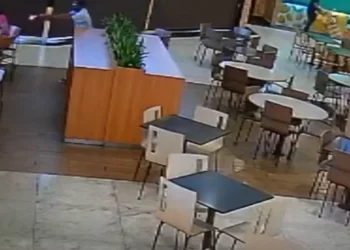 Vídeo mostra momento exato de atentado contra casal dentro de shopping no Paraná&nbsp;