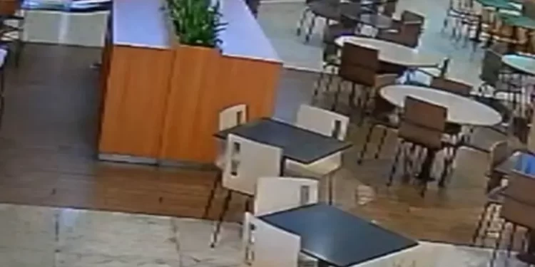 Vídeo mostra momento exato de atentado contra casal dentro de shopping no Paraná&nbsp;