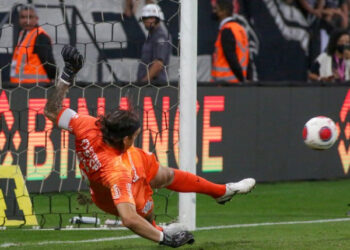 Corinthians sofre, supera Guarani nos pênaltis e visita o São Paulo na semifinal