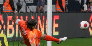 Corinthians sofre, supera Guarani nos pênaltis e visita o São Paulo na semifinal