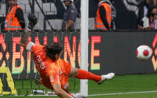Corinthians sofre, supera Guarani nos pênaltis e visita o São Paulo na semifinal