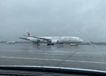 Boeing de companhia aérea chinesa cai com 132 a bordo