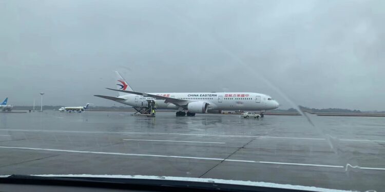 Boeing de companhia aérea chinesa cai com 132 a bordo