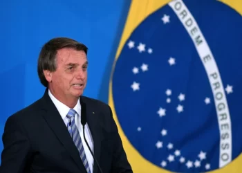 Bolsonaro sanciona mudanças no ICMS sobre combustíveis