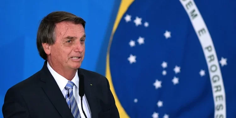 Bolsonaro sanciona mudanças no ICMS sobre combustíveis