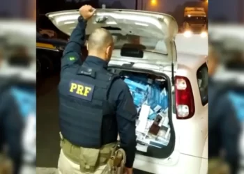 Casal é preso após PRF encontrar mais de 4 mil maços de cigarros contrabandeados dentro de carro na BR-277, em Guarapuava