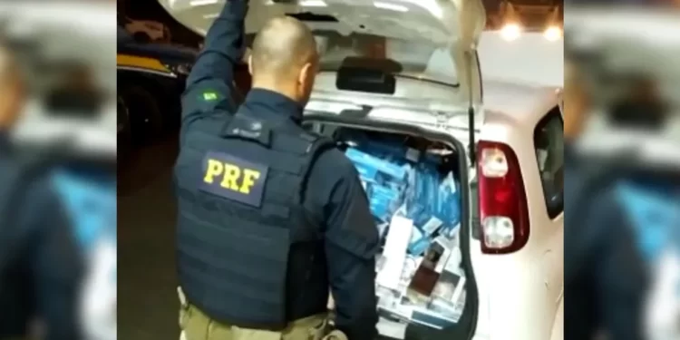 Casal é preso após PRF encontrar mais de 4 mil maços de cigarros contrabandeados dentro de carro na BR-277, em Guarapuava