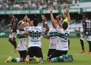 Com dois de Léo Gamalho, Coritiba goleia o Cianorte e avança para a semifinal do Campeonato Paranaense