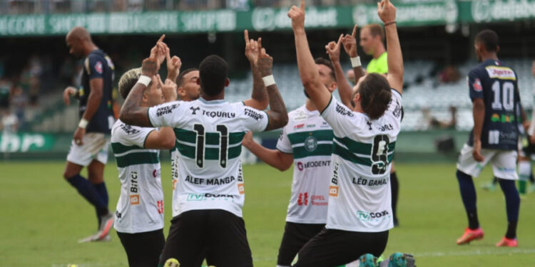Com dois de Léo Gamalho, Coritiba goleia o Cianorte e avança para a semifinal do Campeonato Paranaense