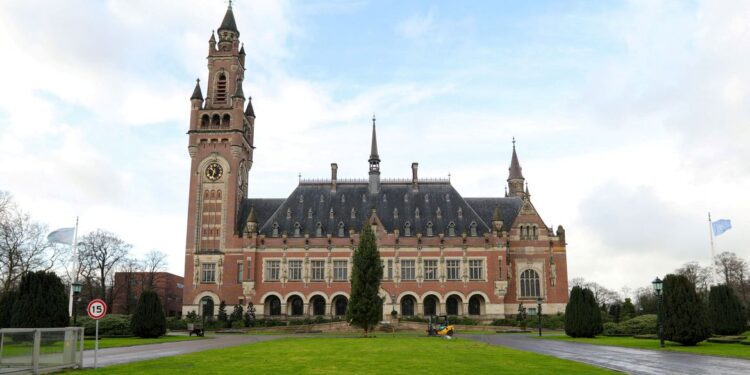 Corte Internacional decide que Rússia deve retirar tropas da Ucrânia