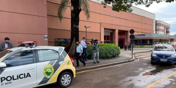 Homem é morto a tiros e mulher é baleada dentro de shopping de Londrina