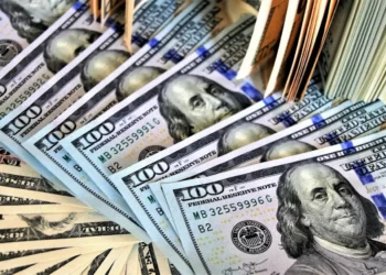 Dólar fecha no menor patamar desde o início da pandemia