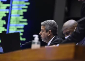 Deputados aprovam urgência para analisar piso nacional de enfermagem