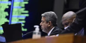 Deputados aprovam urgência para analisar piso nacional de enfermagem