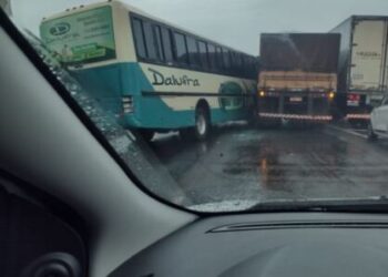 Engavetamento envolve pelo menos 7 veículos na BR-369, no Paraná